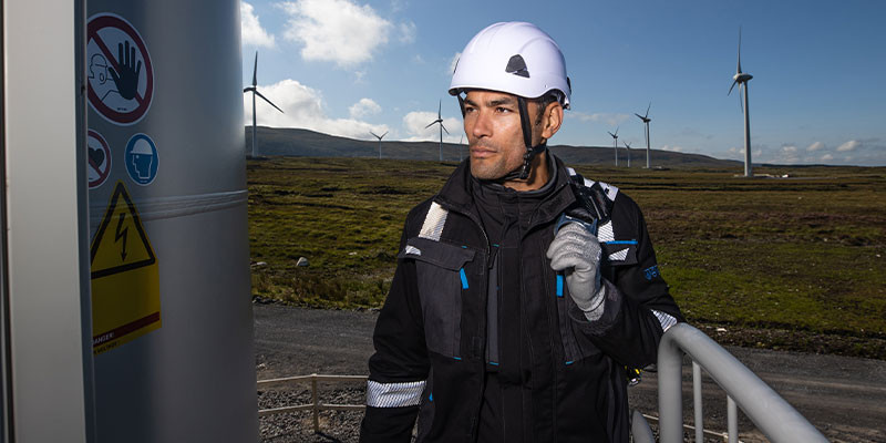 Echipamente de protectie pentru electricieni vara: respirabilitate si siguranta in acelasi timp